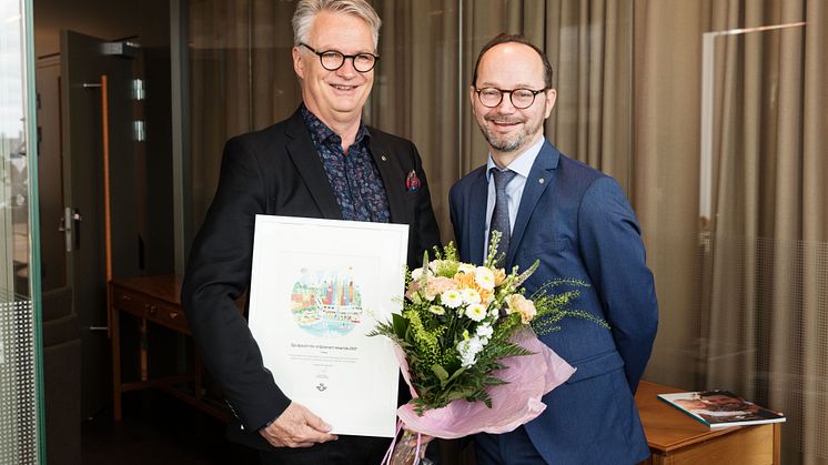 Trivectors vd Christer Ljungberg fick ta emot SJs pris för miljösmart resande från infrastrukturminister Tomas Eneroth.