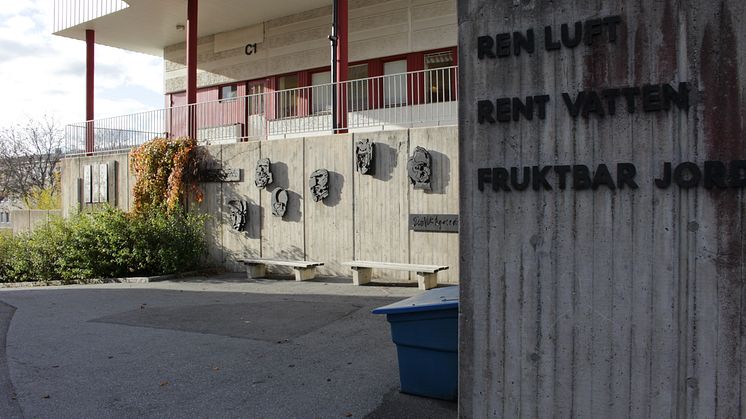Frisk luft, Rent vatten, Fruktbar jord, Siri Derkert 1972, på Gullingeskolans skolgård