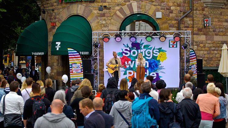 Smith & Thell hyllar Joshua under Songs with Pride