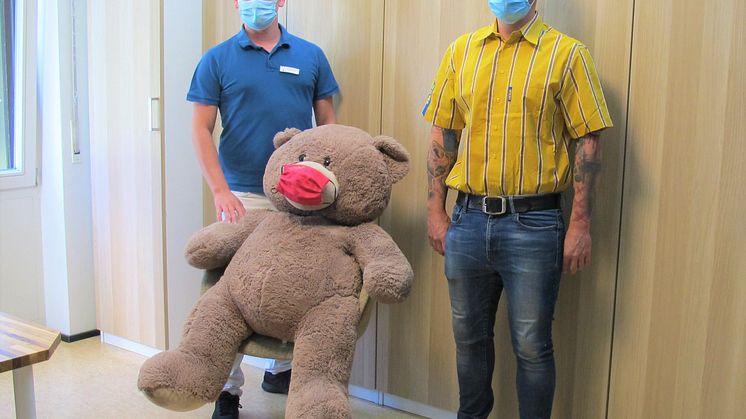 Bärenherz- Bärenherz-Kinderkrankenpfleger Alexander Kozanecki (li.) und Marcus Jose (Local Marketing Leader Ikea)