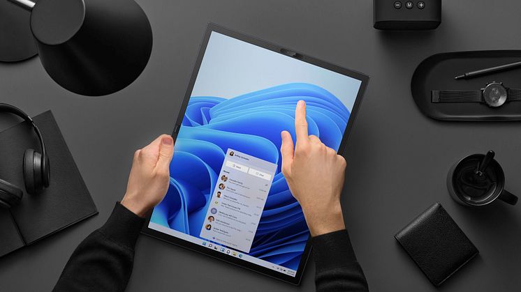 Zenbook 17 Fold OLED_UX9702_Scenario photo_Tablet mode