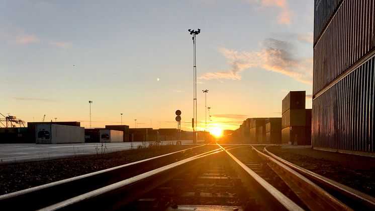 Järnvägen går rakt in i terminalen. Fotograf är André Saloranta som arbetar i Pampusterminalen på Norrköpings Hamn där fotot är taget.