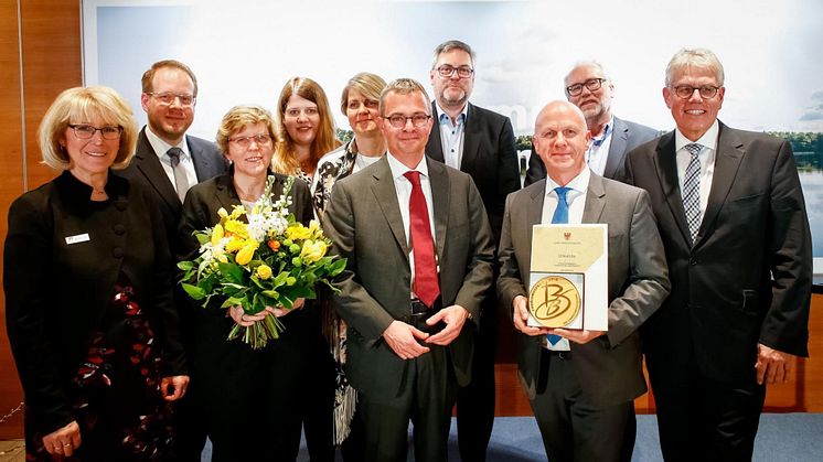 Die Preisträger des Tourismuspreises Brandenburg 2018 zusammen mit Wirtschaftsminister Albrecht Gerber (mi.).