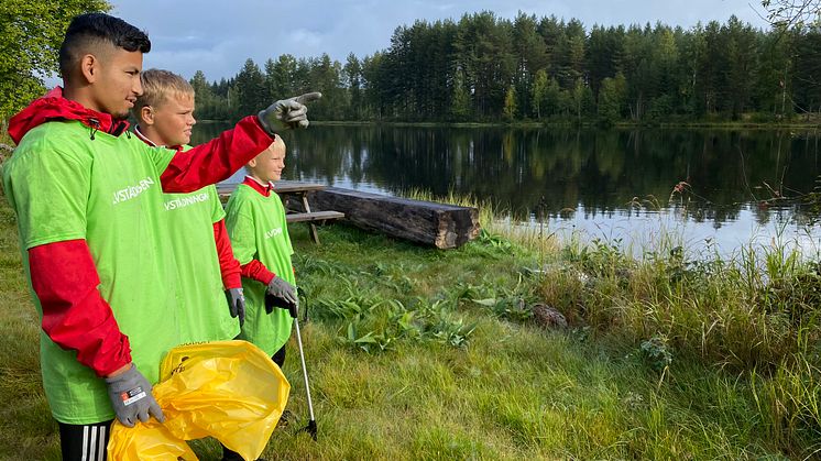 Ungdomar från Älvdalens IF städar Dalälven