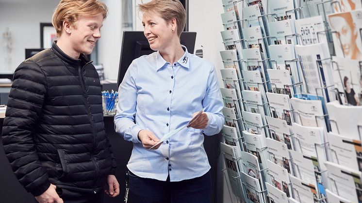 Pernille Dyrmose Nielsen igang med vejledning.