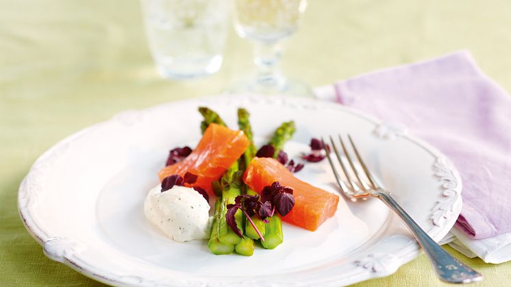 Grillad sparris med rökt lax och Crème Fraîche Gourmet Sommarörter