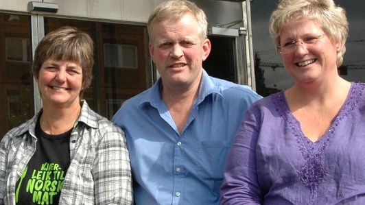 Leder i Norges Bondelag Nils T. Bjørke tar gjenvalg mens nestleder Berit Hundåla takker av. 