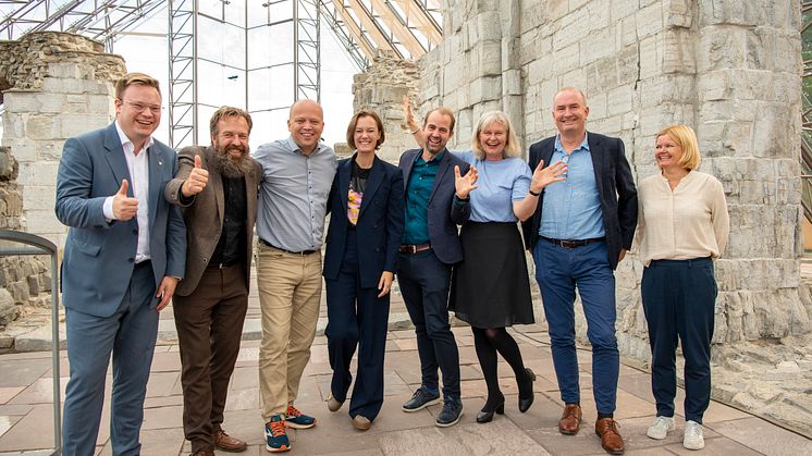 EN GLEDENS DAG PÅ DOMKIRKEODDEN: Even Aleksander Hagen (f.v.), Per Øyvind Riise, Trygve Slagsvold Vedum, Anette Trettebergstuen, Magnus Sempler Holte, Vigdis Stensby, Sven Inge Sunde og Kjersti Vold. (Foto: Geir Ove Andreassen/Anno)