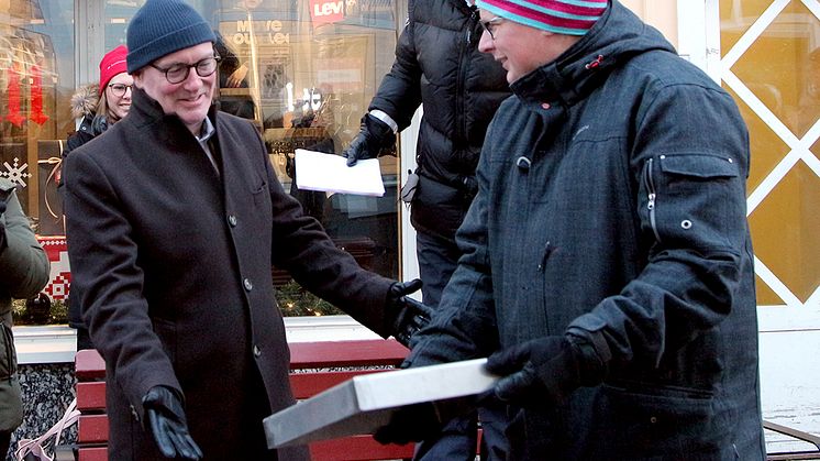 En rörd och stolt Erik Westberg tar emot utmärkelsen.