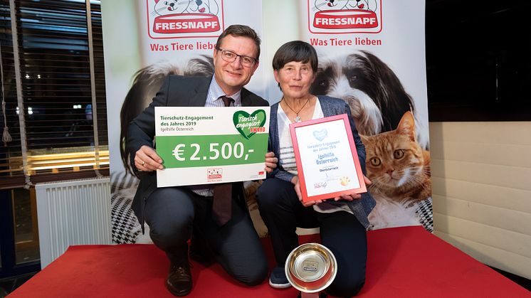 Hermann Aigner übergibt den Preis an die Obfrau des Vereines Igelhilfe Österreich