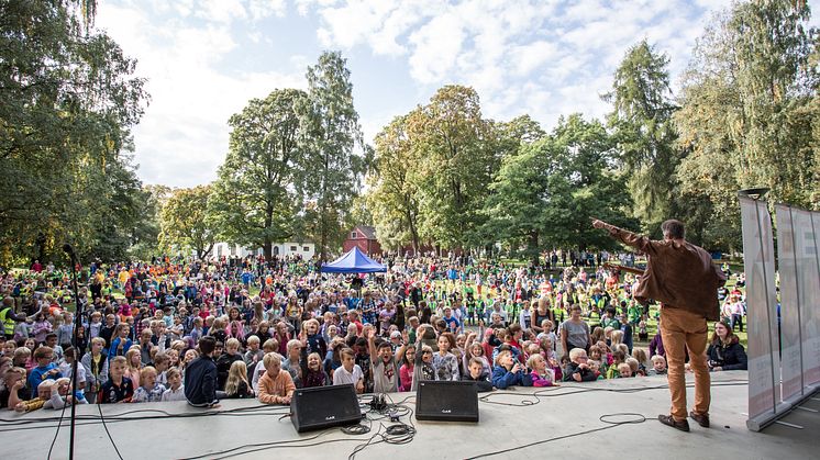 Geirr Lystrup opptrer på Barneaksjonens jubileumskonsert