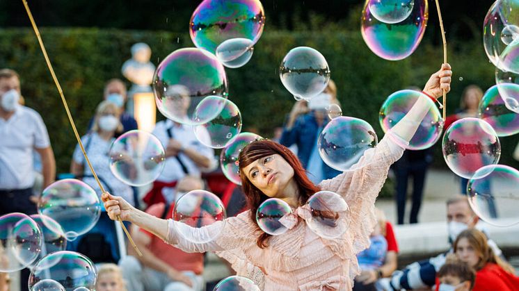 Eine bunte Mischung aus Musik, Gauklerei, Schauspielerei, Artistik und viel Phantasie gibt es bei zahlreichen Veranstaltungen in Brandenburg. So auch bei der Potsdamer Schlössernacht. Foto: Michael Cemens. 