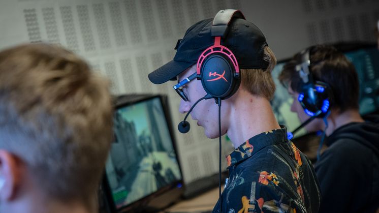 E-sport elev igang med spil 