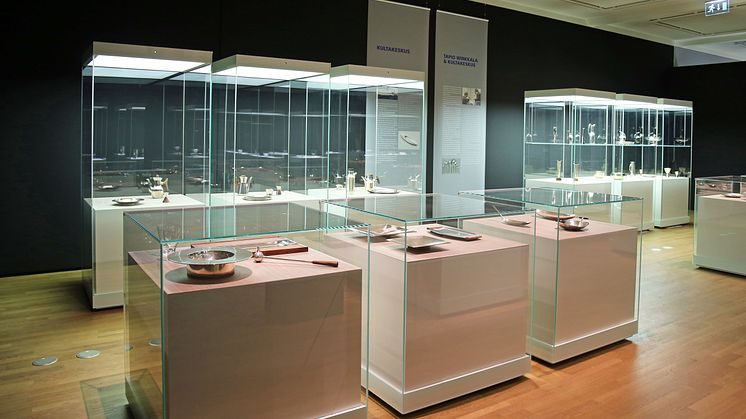 Blick in die Ausstellung "TAPIO WIRKKALA. Finnisches Design - Glas und Silber"