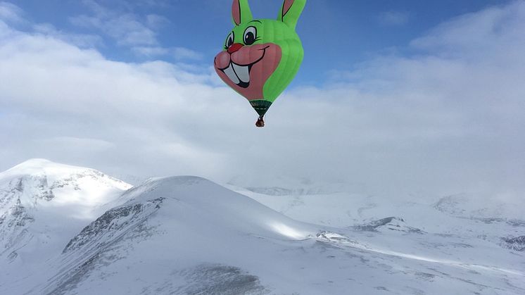 En glad äventyrare på väg mot toppen