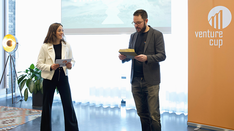 På bilden: Emma Sällström (Moderator, Malmö) och Martin Ratkov (Prisutdelare från Microsoft)