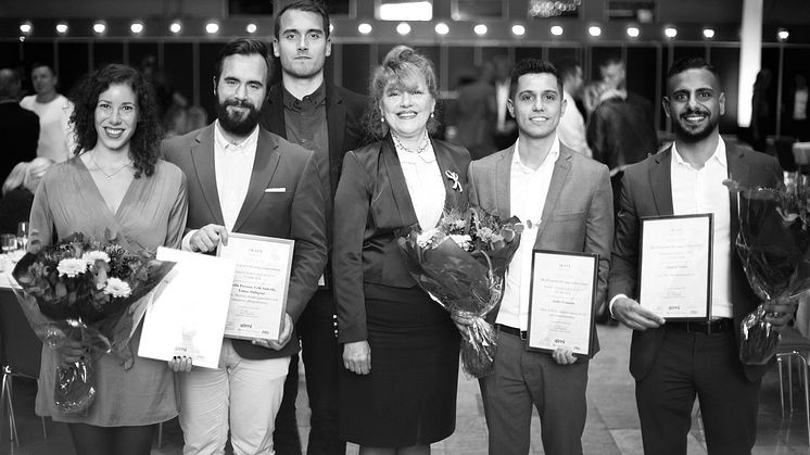 Minoo Akhtarzand, ordförande för SKAPA, tillsammans med 2018 års vinnare.