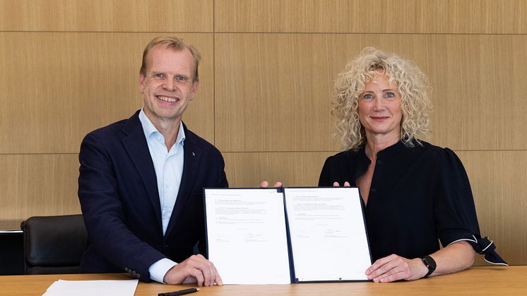 Svein Tore Holsether, CEO in Yara International and Tone Hansen, director at MUNCH. Through this collaboration, MUNCH can expand its international venture by bringing Edvard Munch's art out to the world.