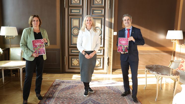 9 branscher överlämnade sina färdplaner i samband med dagens rundabord-samtal. Foto: Ninni Andersson