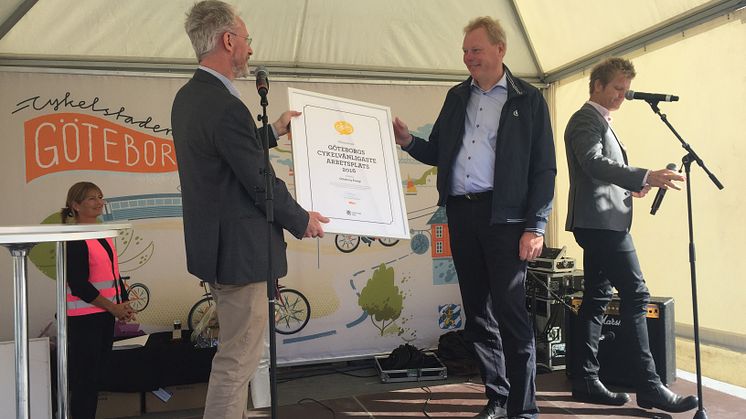 Björn Gustafsson, programansvarig på Göteborg Energi tar emot utmärkelsen "Göteborgs cykelvänligaste arbetsplats" av trafikdirektör Stefan Eglinger.