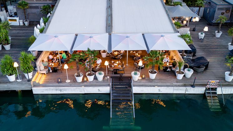 Beachclub Wörthersee in Österreich: Stimmungsvolle Tage und Nächte dank maßgeschneiderter Befestigung und Beleuchtung von Glatz.