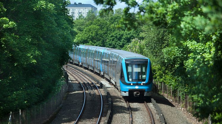 Tunnelbanetåg i sommargrönska