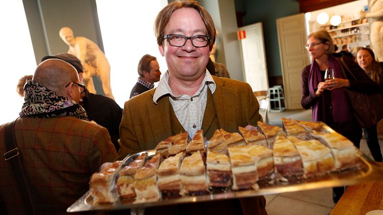 Jens Linder med ett fat engelsk pork pie på Svenskt Kötts pressträff om svensk gris