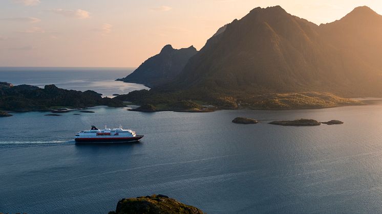 By the anniversary year of 2023, MS Kong Harald will be converted to a modern hybrid ship, cutting CO2 emissions by 25 per cent. Here from the Lofoten islands in Northern Norway.  Photo: Stian Klo / Hurtigruten Norway