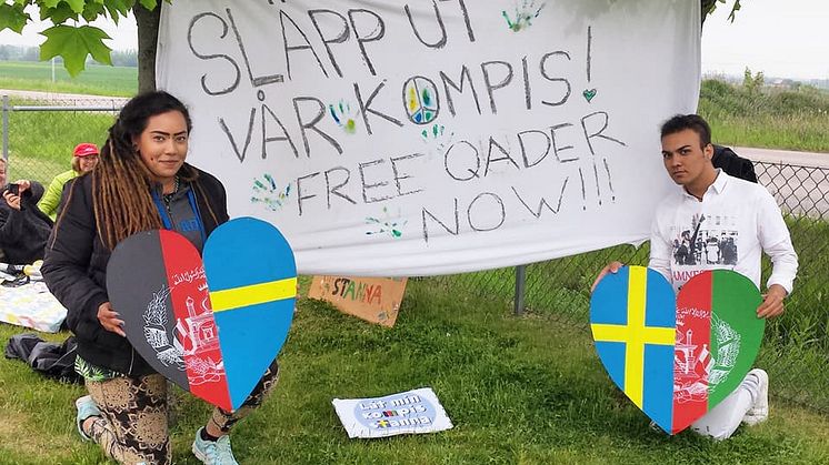 Qaders vänner utanför förvaret i Åstorp.