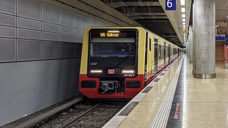 Seit Januar 2021 im Einsatz in Berlin und seit Sommer u.a. auch auf der S46 zwischen Königs Wusterhausen und Berlin-Westend. Die Einführung der Baureihe 483/484 ist Thema des nächsten Verkehrswissenschaftlichen Kolloquiums. Bild: N. Meyer