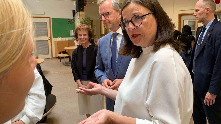 Mikael Damberg och Anna Ekström pratade med elever och skolpersonal på Källebergsskolan.