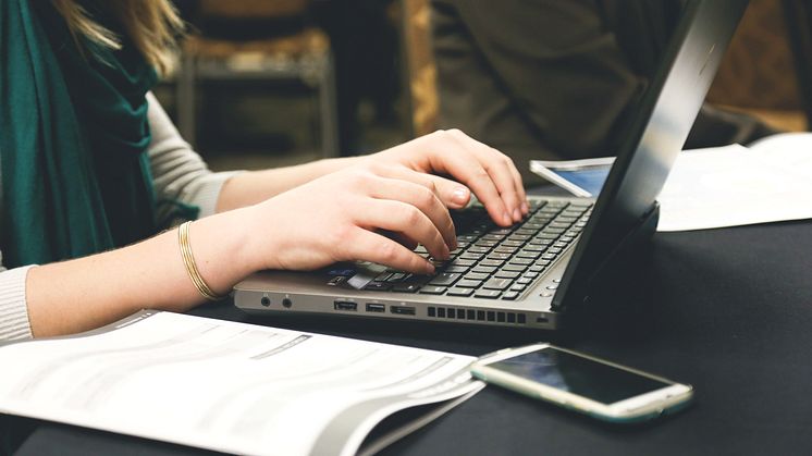 Skoldatatek är en övergripande kommunal verksamhet med syfte att ge elever i behov av stöd bättre möjlighet att nå målen i skolan. (Bildkälla: Pexels.com)