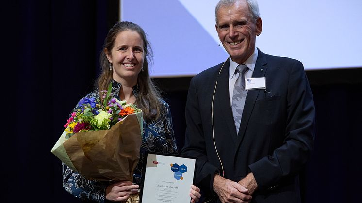 Formand for Torkil Holm fonden, professor emer. Klaus Bock, overrækker Torkil Holm Prisen til lektor Sophie R. Beeren (foto: Tom Jersø)