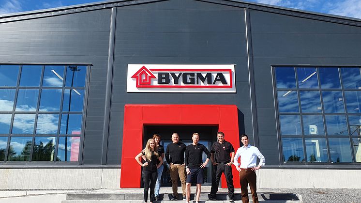 Bygmapersonal framför Bygmas nya butik i Umeå, från vänster: Nanny-Felicia Lindehell, Karin Göransson, regionchef Magnus Boström, Daniel Bäckman, platschef Mikael Häggström och vd Peter Lindström.
