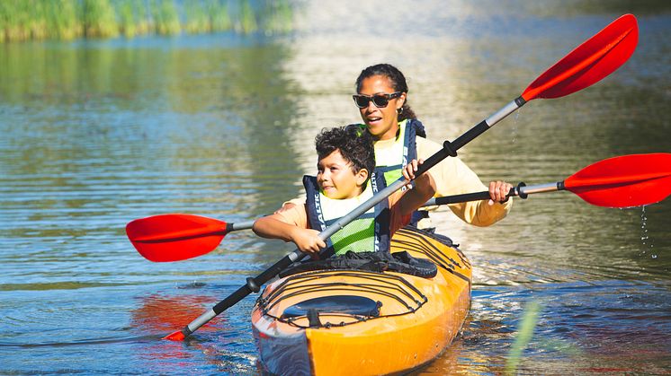 Kajakpaddling i Kållandsö skärgård. Foto: Linnéa Gustafsson