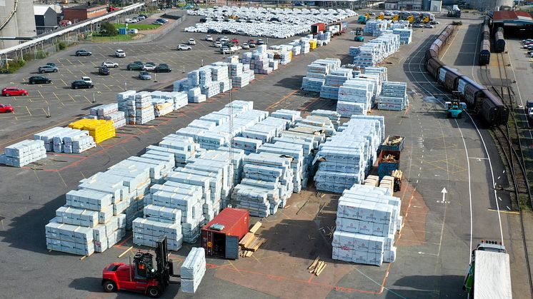 Gothenburg Wood Terminal har ytor på 15 000 kvadratmeter och 240 meter järnvägsspår in på terminalen. Bild: Göteborgs Hamn AB.