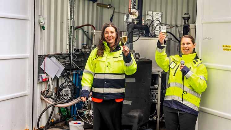 Vd Malin Dahlroth och forskare Helena Svensson vid pilotanläggningen i ett blåsigt Malmö Foto: Andreas Offesson