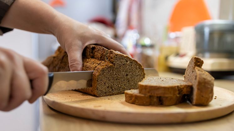 fullkornsbröd som skärs