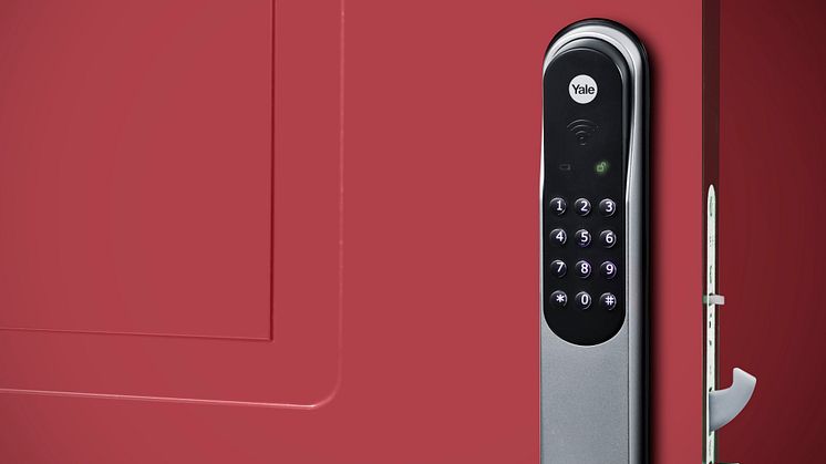 Yale Doorman grå på röd dörr