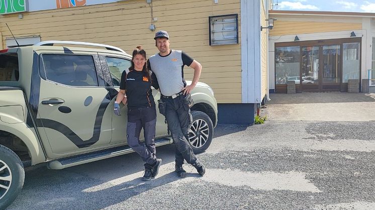 Per-Emil Åkergren och Malinda Magnusson utanför Sedinhuset i Brunflo där BOLIST öppnar inom kort.