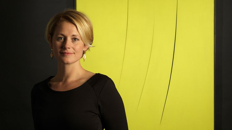 Sofie Bexhed, chef för konstavdelningen på Stockholms Auktionsverk tillsammans med Lucio Fontanas Concetto Spaziale – Attese