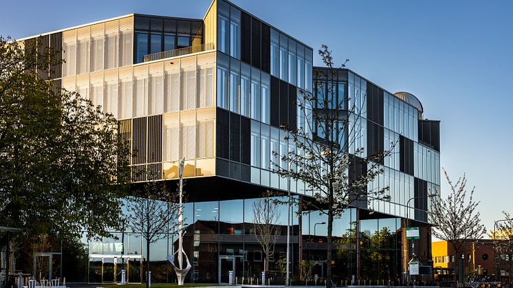 Pressinbjudan: Arne Jones åtta meter höga konstverk återinvigs på campus i Lund