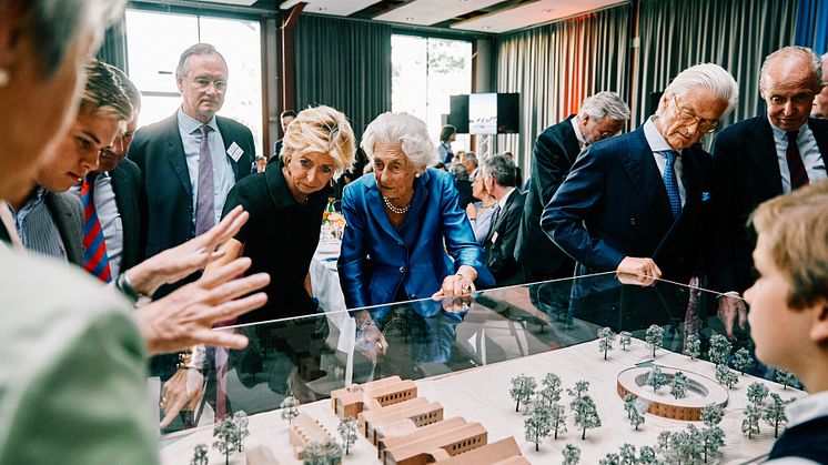 Vorstandsvorsitzende der Stiftung Louisenlund, Ingeborg Prinzessin zu Schleswig-Holstein, erklärt ihrer Mutter, Marie Alix Herzogin zu Schleswig-Holstein, das Model mit den Neubauvorhaben.