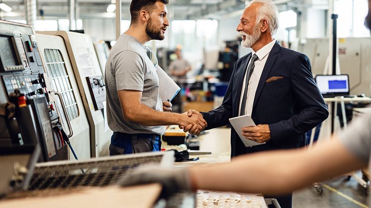 Personal advice and a quick conclusion of the sale - used machinery in direct purchase  (©Drazen Zigic/Shutterstock.com).
