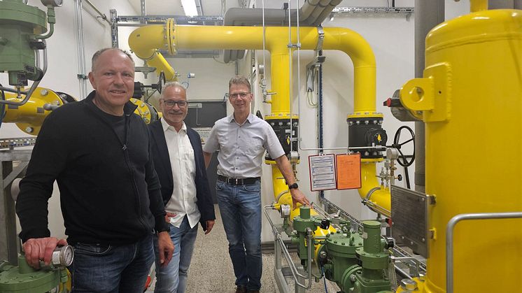 Projektleiter Uwe Schiller (l.) zeigte dem Aufsichtsratsvorsitzende der Stadtwerke Lage, Andreas Fritz, und Geschäftsführer Michael Wippermann die neue Anlage.