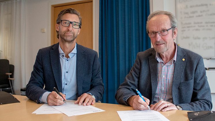 Johan Mellbring (tv), ny vd NVAA och Tommy Lundqvist (C) (th), ordförande i NVAA skriver under anställningsavtal.