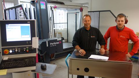 Bedre ergonomi og økonomi er afgørende, fortæller Pelle Bjurhagen og Johannes Frederiksson fra Addiva, der her ses foran Perforex bearbejdningsmaskine. 