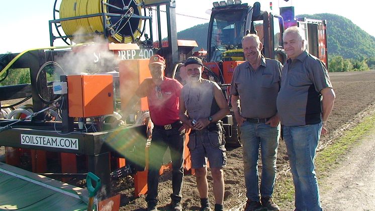Soil Steam-gründerne er fornøyde med Norges-seieren i Local EAT Award. Her representert ved gründerne Kåre Jan Johansen,  Arvid Laksesvela, Olav Wirgenes, og gulrot-bonde Tor Fuglstein, sammen med jorddamp-maskinen. Foto: Soil Steam International