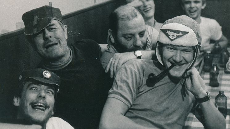 (Foto: Finn Knudsen, 1971) Højt humør og kammeratskab på det danske polarskib NELLA DAN, der sejlede forsyninger og mandskab til Antarktisk. Ny udstilling på M/S Museet for Søfart om fællesskab og eventyr. 