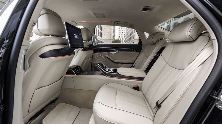 Audi A8 L TFSI e (Vesuvgrå)